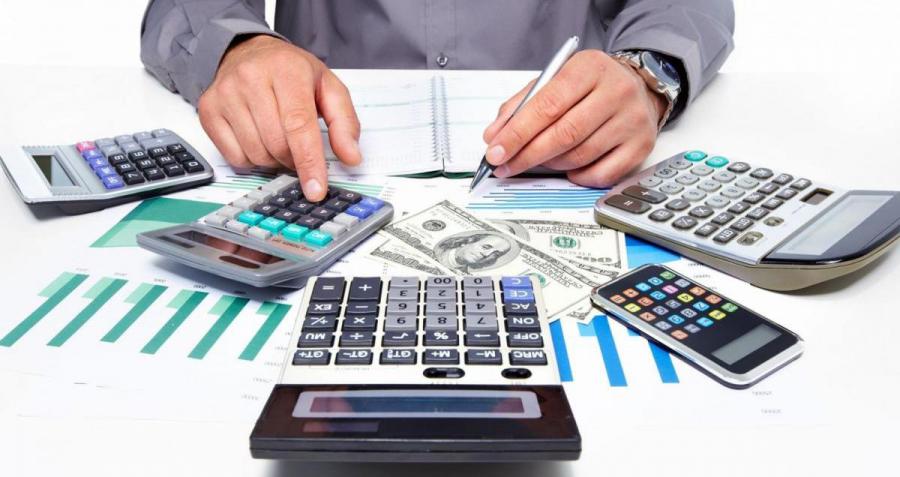 Электроника. Мобильный телефон с текстом, ручкой, человеком и наручными часами.