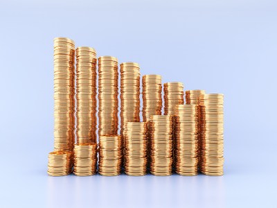 Трубка с дымом, деньги и монета - изображение с символикой богатства.