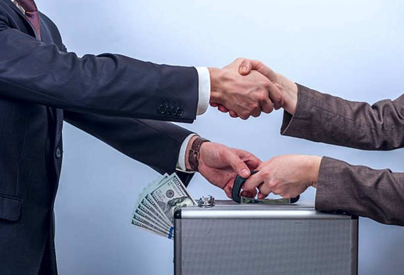 Человек в наручниках, близко съемка руки - описание изображения.