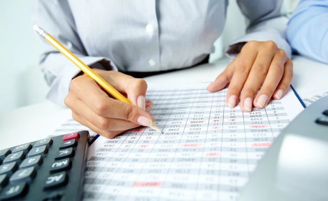 Человек, использующий кисть для письма на устройстве. Графический инструмент для текста.