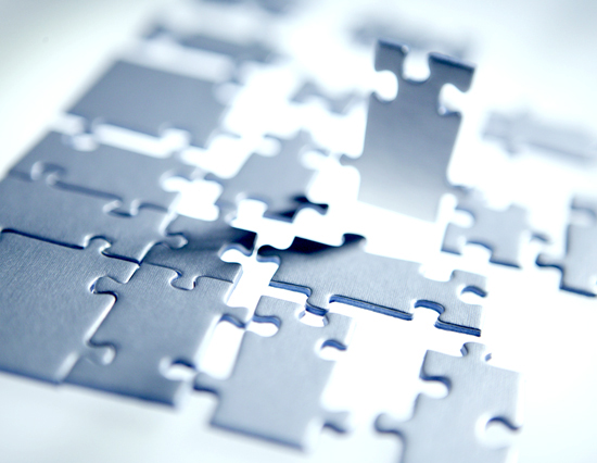 Изображение игры с пазлом, включающее пистолет как оружие - Game Jigsaw Puzzle с оружием.