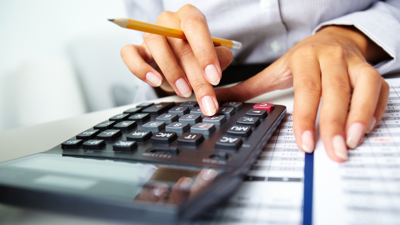 Электроника: человек с пультом дистанционного управления и ручкой.