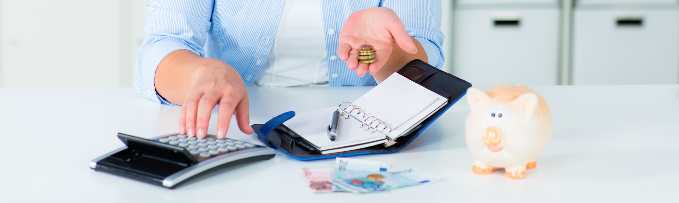 Копилка в форме свиньи с игрушечным человечком и текстом.