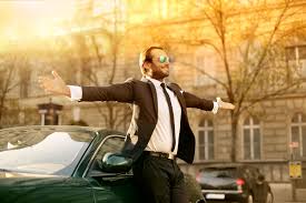 Мужчина в стильном пиджаке. Взрослый мужчина в черном пиджаке с серьгой.