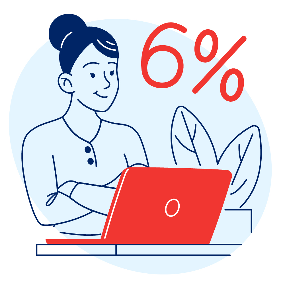 Человек читает на компьютере. Перед ним открыт ноутбук.