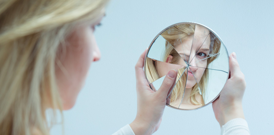 Фотография взрослой женщины с аксессуарами, очками, макияжем, красивым лицом.