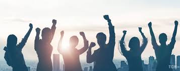 Концерт с толпой людей в городской среде: взрослые мужчины участвуют.