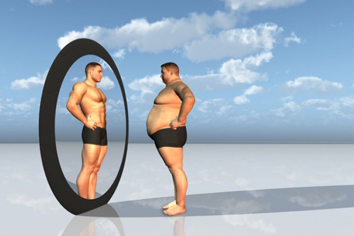 Одежда: шорты на человеке в ярких цветах.