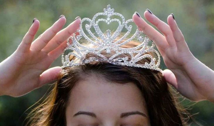 Аксессуары, ювелирные украшения: тиара с драгоценными камнями, персона, бриллианты.