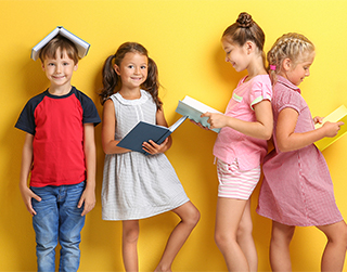 Девочка и мальчик читают — фото с детьми, чтение, люди.