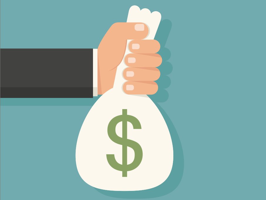 Человек держит бомбу в руке, пальцы на электронике. Рука, оружие, аппаратура.