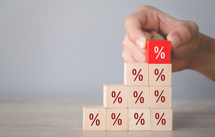 Фото с текстом и символом, показывающее ребенка и цифру.