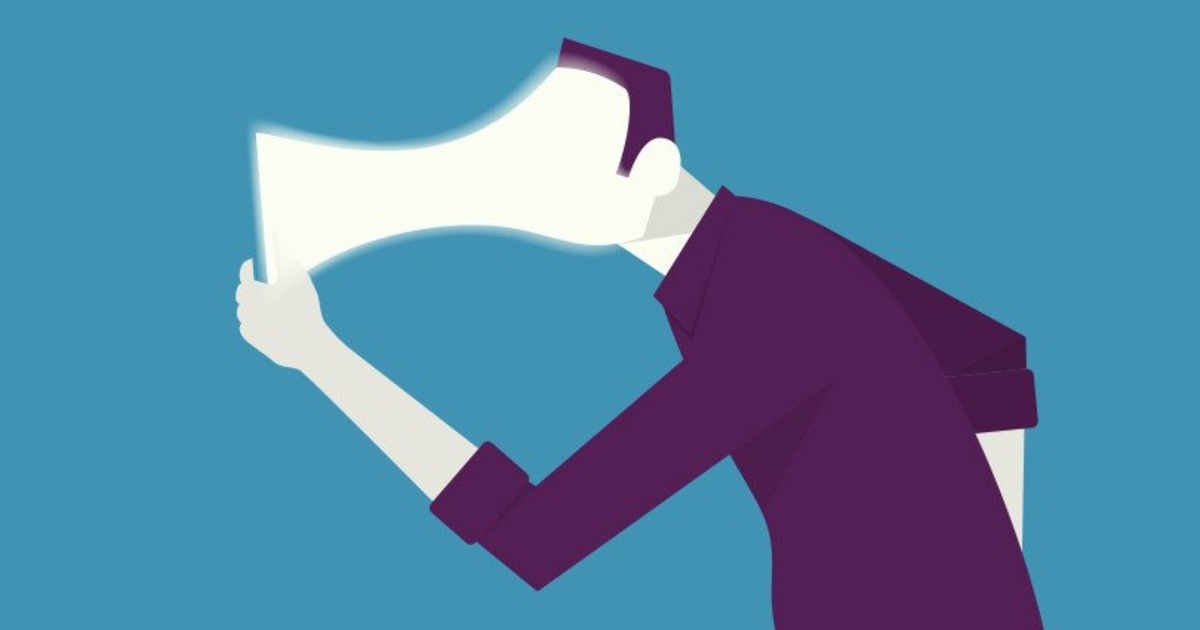 Человек с выразительным лицом на фоне других людей.