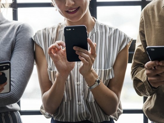 Электроника: женщина и мужчина с мобильным телефоном и сумкой в руке.