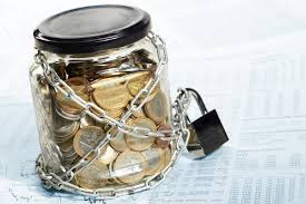 Стеклянная банка с золотистым крышкой, наполненная домашним клубничным джемом.