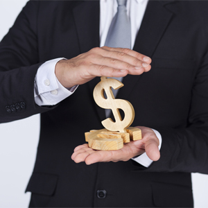 Взрослый мужчина смотрит на символы текста.