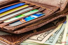 Аксессуары: кошелек с динамитом – стильный элемент, напоминающий оружие.