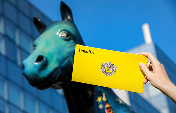 Текст, документ, удостоверение личности, паспорт, флаг, человек: изображение с различными документами и людьми.