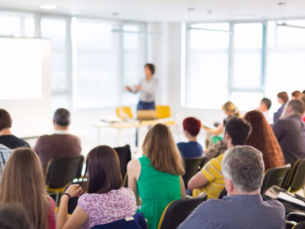 Люди, толпа взрослых и детей: женщина, мужчина, мальчик, девочка.