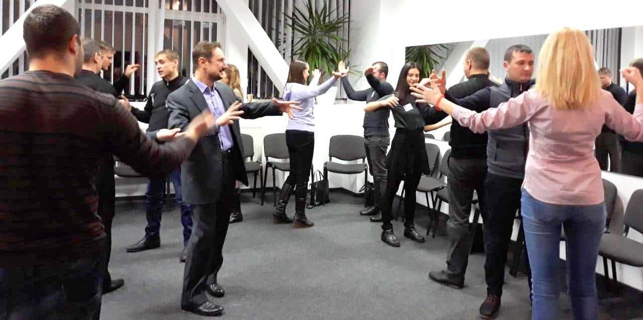 Взрослая женщина в джинсах и мужчина в костюме с обувью, люди.