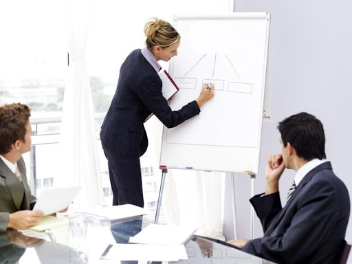 Белая доска с портретом человека, фокус на голове и лице.