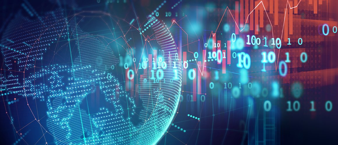 Человек, занимающийся безопасностью, проверяет замок на двери.