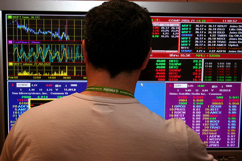 Мужчина смотрит на монитор компьютера, электроника, хардвер, экран, взрослый.