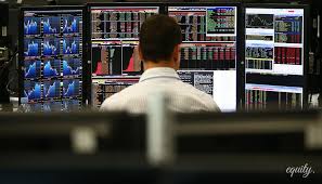 Мужчина в библиотеке, работает на компьютере, монитор, аппаратные средства.