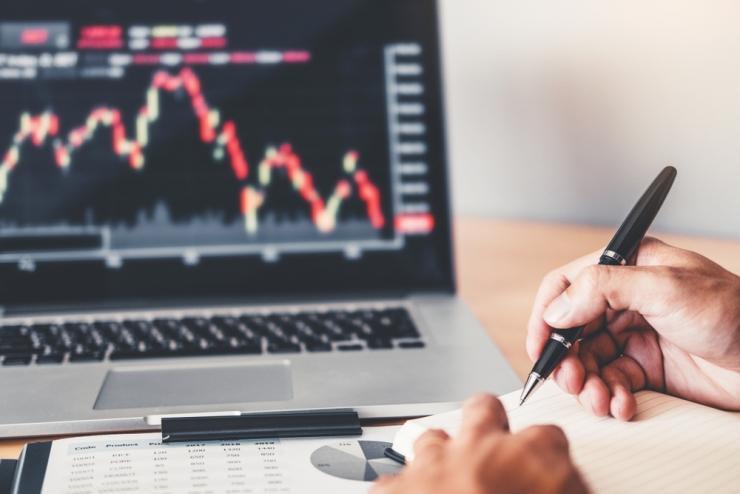 Ноутбук, компьютерная диаграмма, электроника, компьютер, ручка — изображение с ноутбуком и графиком.