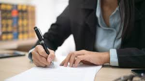 Человек пишет ручкой - оптимизированный альтернативный текст изображения на русском.