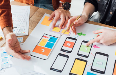 Электроника: мобильный телефон, документ с текстом и ручка.