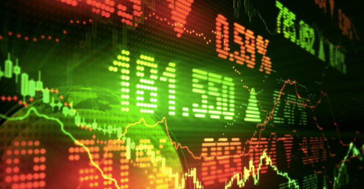 "Электронный табло с монитором, компьютерным оборудованием и подсветкой на экране"