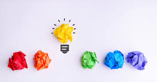 Бумага разложена на рабочем столе, обозначая офисную атмосферу.