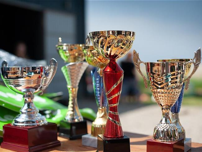 Трофей на фоне фестиваля с Ханука меньорой и чашей.