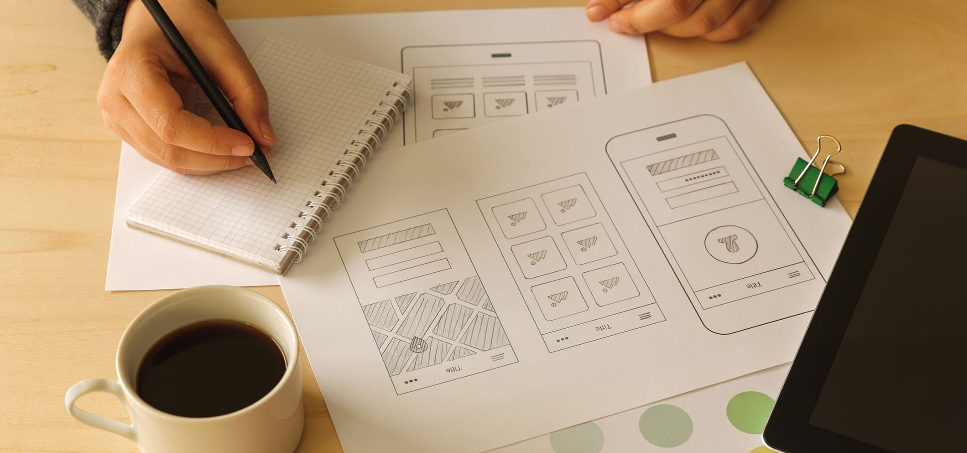 Напиток в чашке кофе в руках человека с диаграммой на фоне.