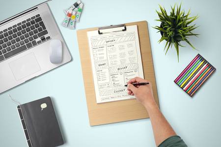 Текст на странице с ручкой, лекарством, пилюлей и растением.