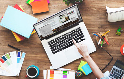 Компьютер на столе в офисе - электроника, ноутбук, ПК, мебель.