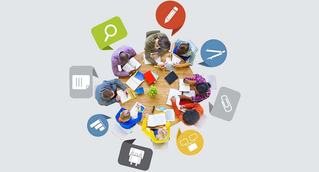 Мужчина и мальчик на семинаре в комнате с людьми за столом.