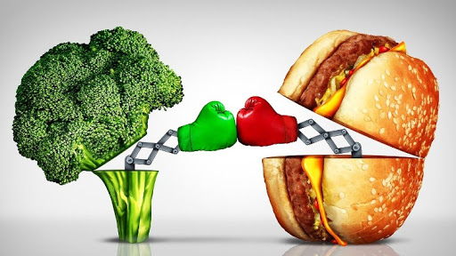 Брокколи, овощной кетчуп и другие продукты на тарелке. Красиво сервированное фото с капустой.