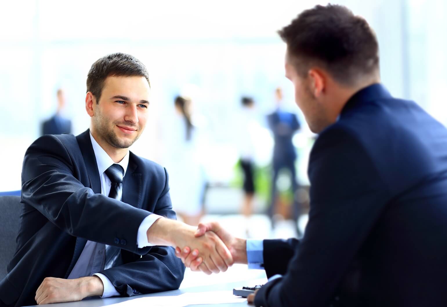 Мужчина взрослый общается, лицо и голова на фоне. (Adult male in conversation, head and face in frame.)