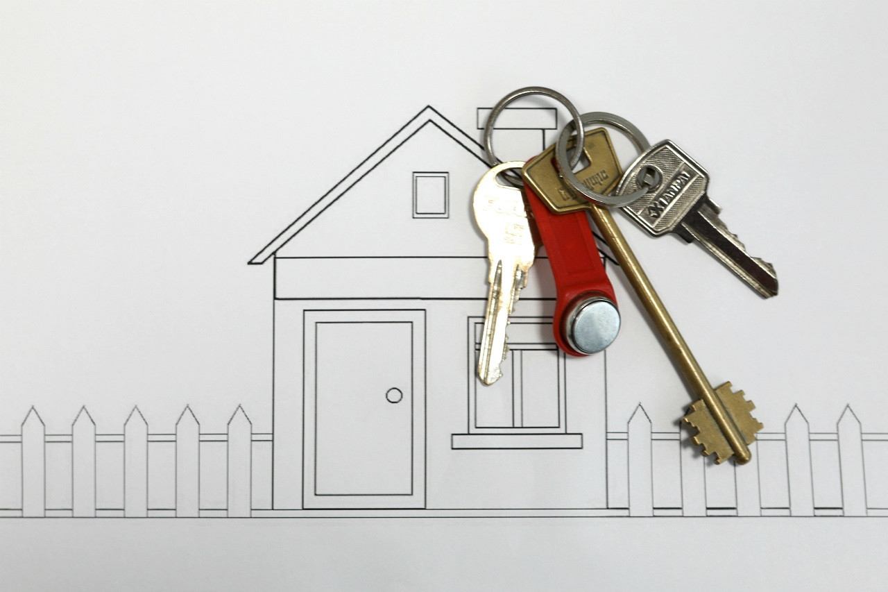 Ключевая фраза "Ключ" на фоне яркого синего фона.