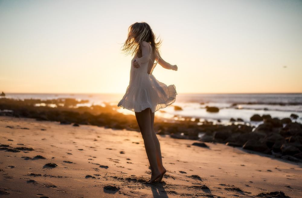 Пляжная одежда для девочки - девочка в платье на пляже.