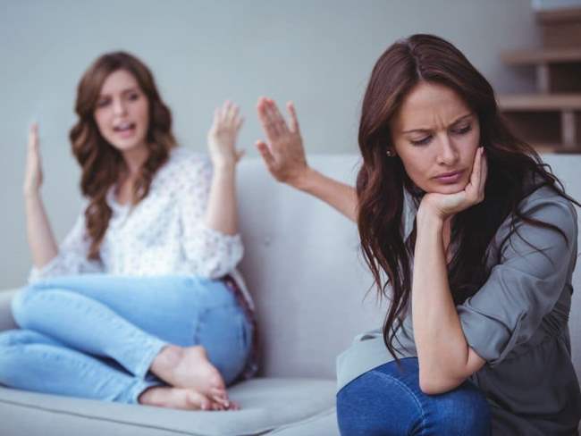 Голова печального человека с выражением лица, выглядящим грустно.