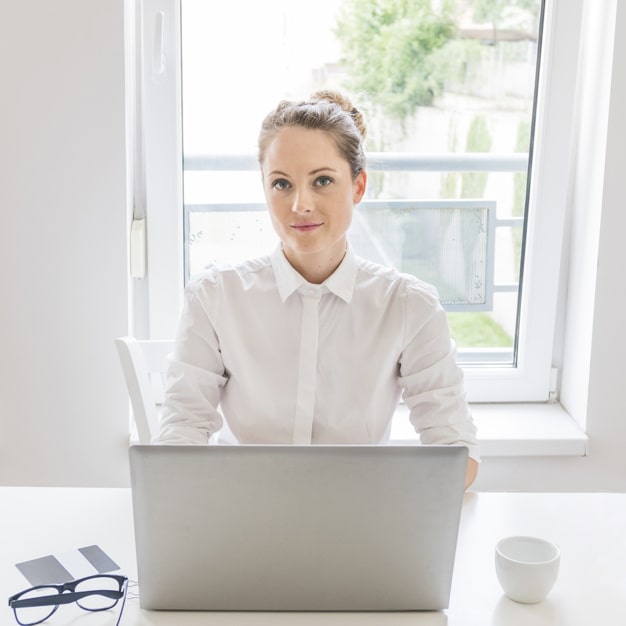 Женщина с лэптопом и аксессуарами, в очках, электроника, ПК, взрослая.