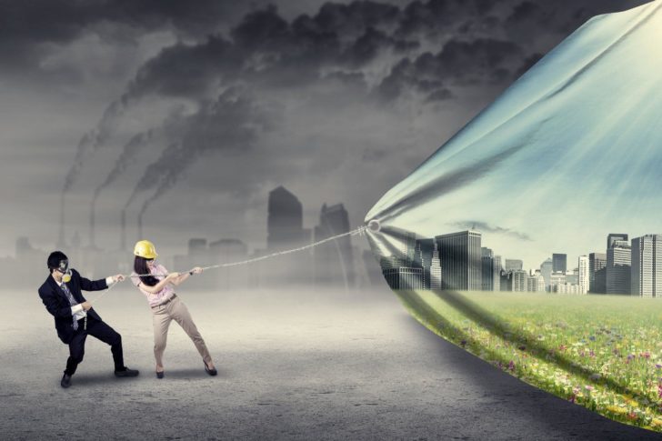 Городской мужчина на прогулке под открытым небом в природе с обувью.