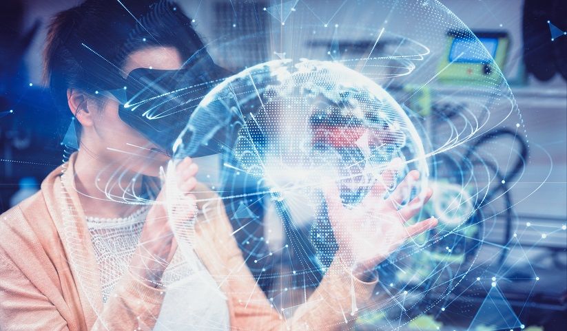 Человек изучает космос во время астрономического наблюдения.