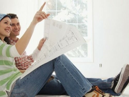 Человек в джинсах и обуви с текстом на одежде. (Person in jeans and footwear with text on clothing.)