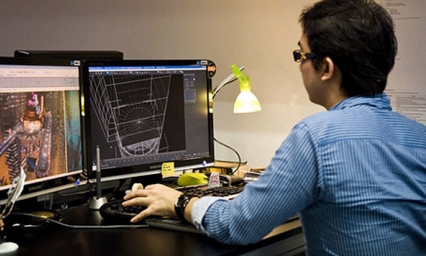 Взрослый мужчина в очках с часами на запястье, изучающий CAD-диаграмму на мониторе.