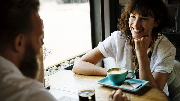 Чашка кофе в романтическом ресторане, лицо человека, дата, встреча, кофе.