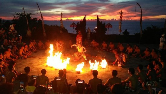 Мужчина на костре с телефоном в руке, свет пламени, взрослый.